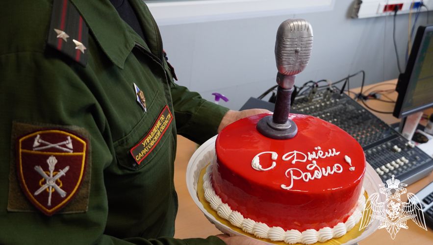 В Саратове сотрудники Росгвардии поздравили работников региональных радиостанций со Всемирным Днём радио 