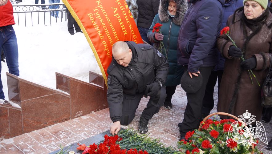 В Саратове офицеры Росгвардии почтили память героев Афганистана