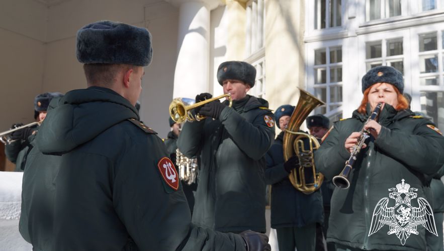 Саратовские росгвардейцы провели живой концерт для ветеранов, проходящих лечение в областном госпитале