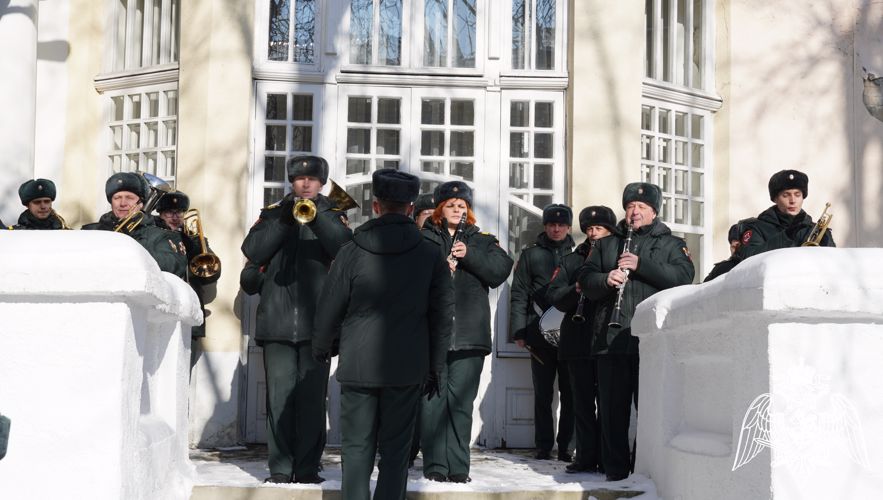 Саратовские росгвардейцы провели живой концерт для ветеранов, проходящих лечение в областном госпитале
