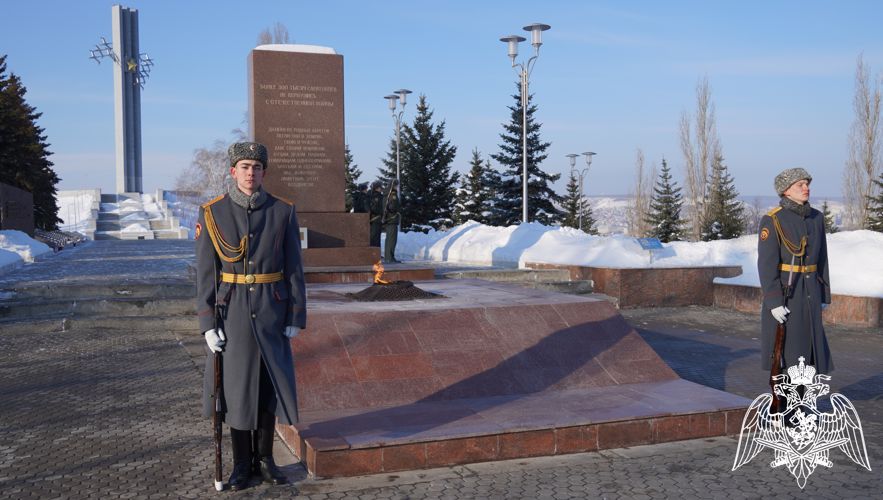 В День защитника Отечества руководство Управления Росгвардии по Саратовской области возложило цветы к Вечному Огню