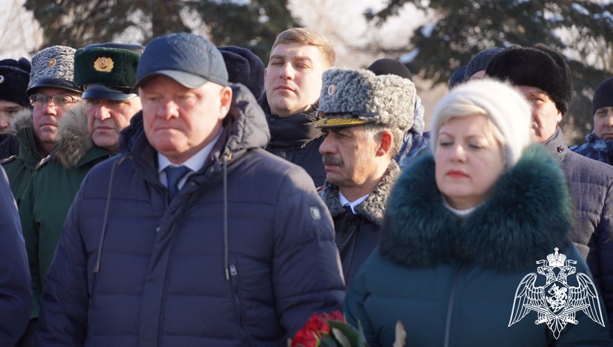 В День защитника Отечества руководство Управления Росгвардии по Саратовской области возложило цветы к Вечному Огню