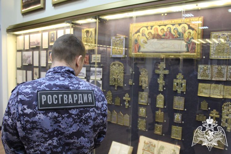 В рамках недели мужества сотрудники Росгвардии посетили музей истории Саратовской митрополии
