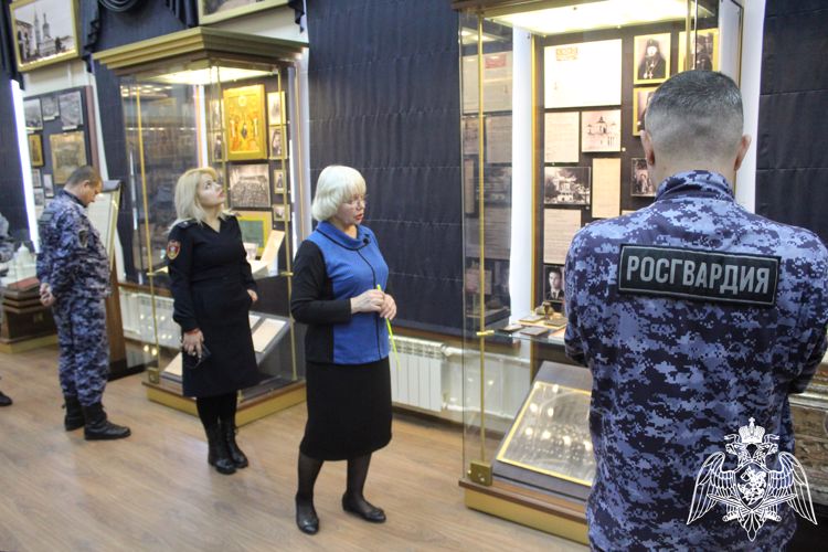 В рамках недели мужества сотрудники Росгвардии посетили музей истории Саратовской митрополии