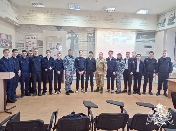 В Саратове сотрудники Росгвардии провели уроки мужества для подшефных организаций