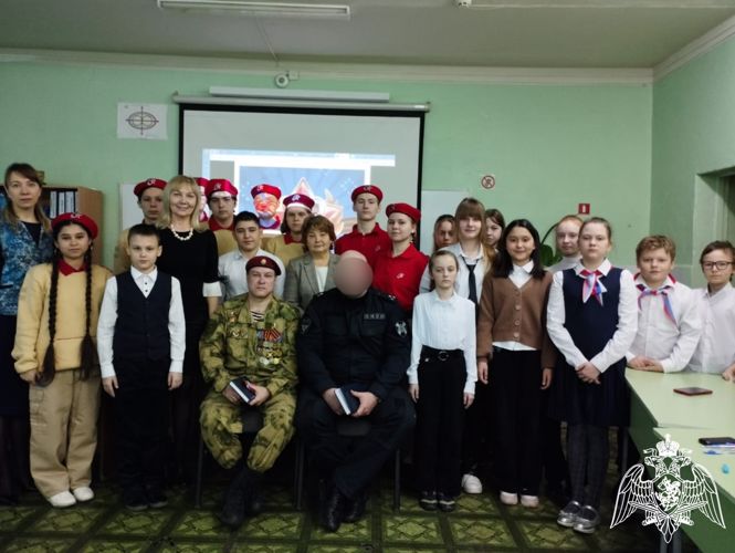 В Саратове сотрудники Росгвардии провели уроки мужества для подшефных организаций