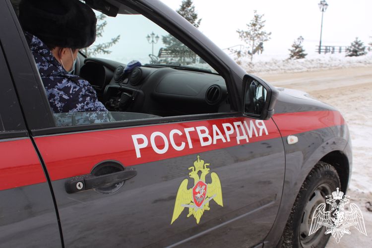 В Саратове сотрудники Росгвардии вернули родителям потерявшегося ребёнка