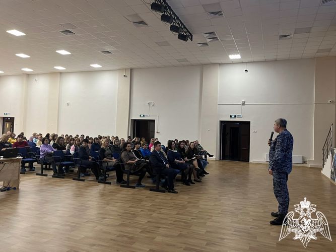 В Саратове сотрудник Росгвардии провёл лекцию, посвящённую вопросам противодействия терроризму и экстремизму