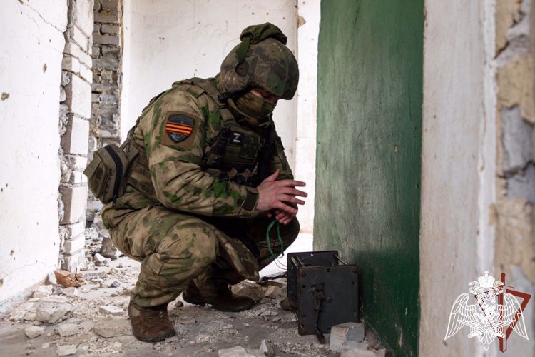 Росгвардейцы разминировали дорогу и ликвидировали схрон с боеприпасами в ДНР (ВИДЕО)