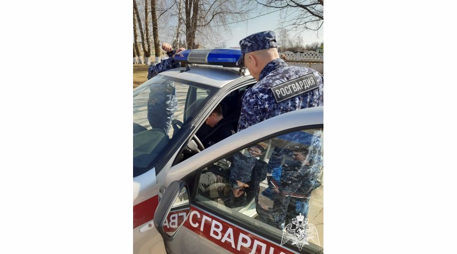 В Саратовской области сотрудники вневедомственной охраны провели урок мужества для воспитанников «Гвардейской смены»