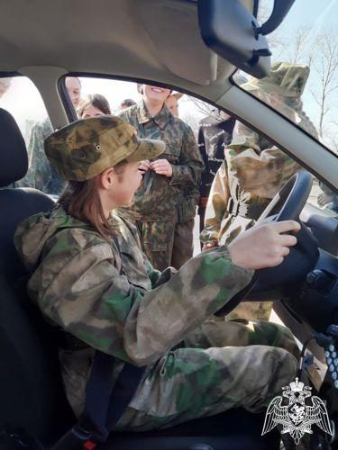 В Саратовской области сотрудники вневедомственной охраны провели урок мужества для воспитанников «Гвардейской смены»