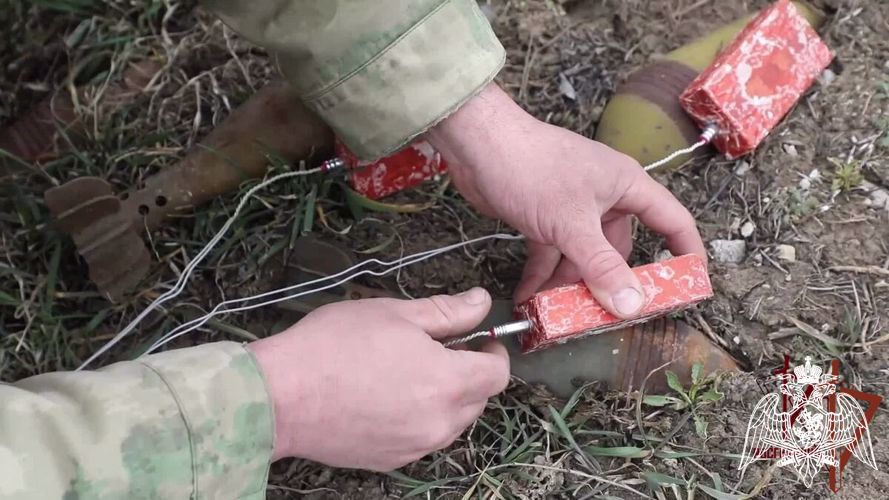 Росгвардейцы разминировали дорогу и ликвидировали схрон с боеприпасами в ДНР (ВИДЕО)
