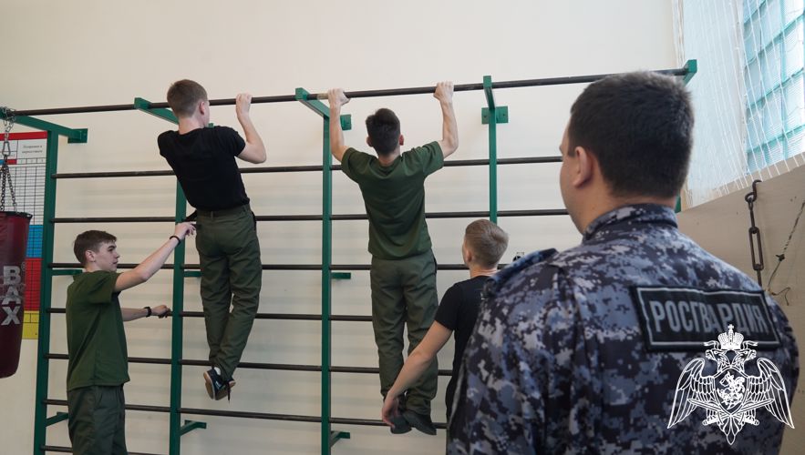 В Саратове сотрудники Росгвардии провели урок мужества для воспитанников общественного движения «Гвардейская смена»