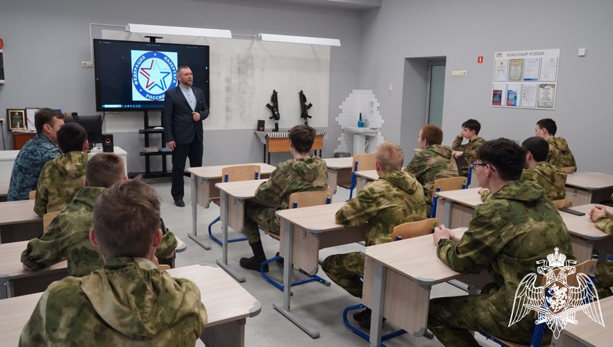 Росгвардейцы из Саратова провели для воспитанников «Гвардейской смены» соревнования по лазертагу, посвященные Дню Росгвардии