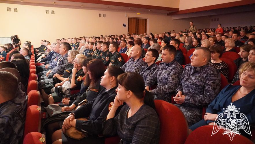 Во дворце культуры "Россия" прошел большой праздничный концерт, посвященный Дню войск национальной гвардии Российской Федерации