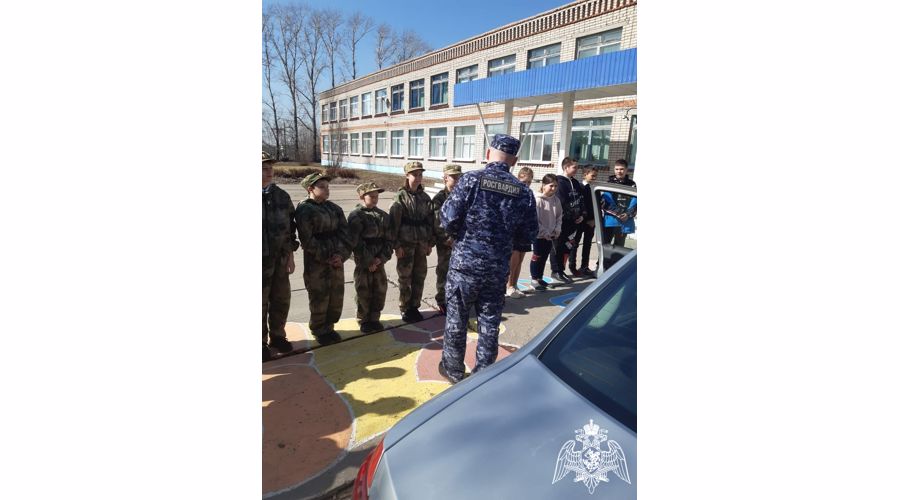 В Саратовской области сотрудники вневедомственной охраны провели урок мужества для воспитанников «Гвардейской смены»