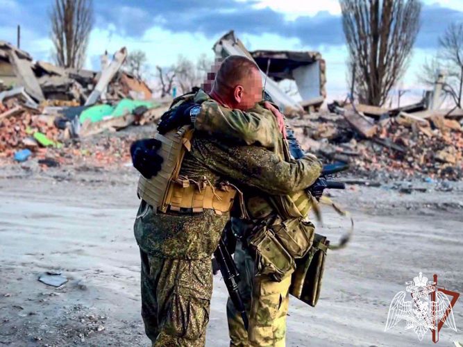 В преддверии Дня войск национальной гвардии в Запорожской области состоялась долгожданная встреча отца и сына – росгвардейцев (ВИДЕО)