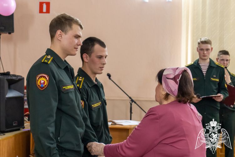 В Саратовской области сотрудники Росгвардии организовали концерт для беженцев из Донецкой и Луганской народных Республик