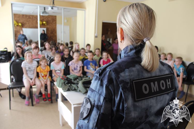 В Саратове сотрудники транспортного ОМОН «Атлант» продолжают принимать участие в акции «Дни Росгвардии»
