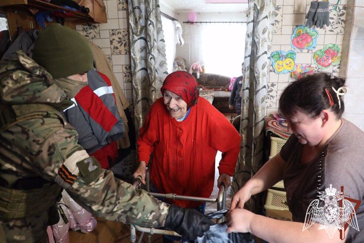 Росгвардейцы оказывают адресную помощь нуждающимся жителям ЛНР