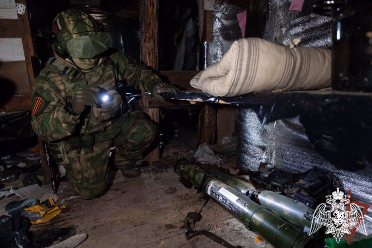 В ДНР росгвардейцы обнаружили склад иностранного вооружения (ВИДЕО)