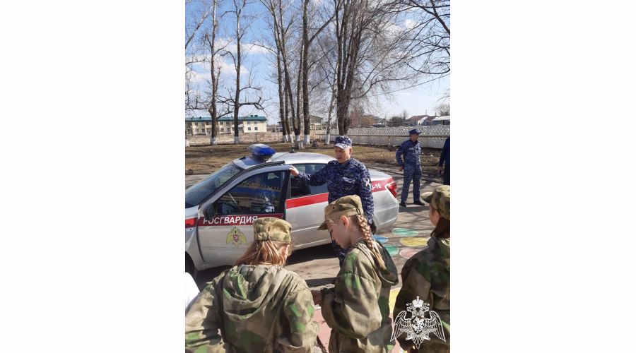 В Саратовской области сотрудники вневедомственной охраны провели урок мужества для воспитанников «Гвардейской смены»