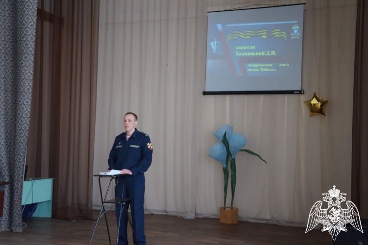 В Саратовской области военнослужащий Росгвардии провёл урок мужества для учеников младших классов