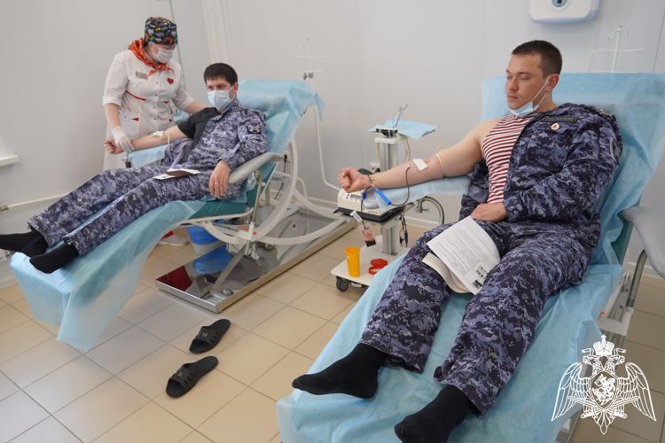 В Саратове военнослужащие и сотрудники Росгвардии поддержали ведомственную акцию «От сердца к сердцу»