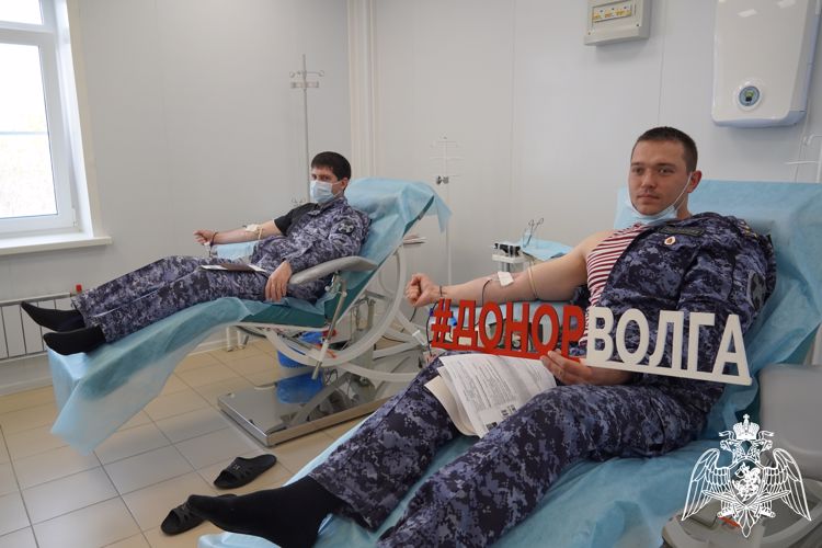 В Саратове военнослужащие и сотрудники Росгвардии поддержали ведомственную акцию «От сердца к сердцу»