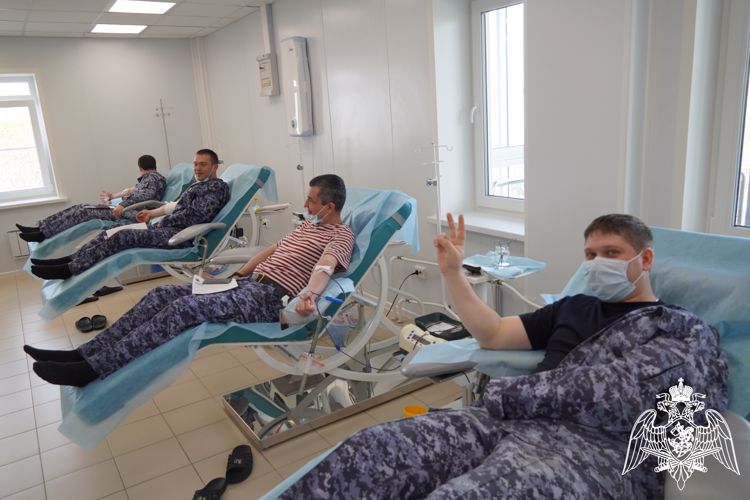 В Саратове военнослужащие и сотрудники Росгвардии поддержали ведомственную акцию «От сердца к сердцу»