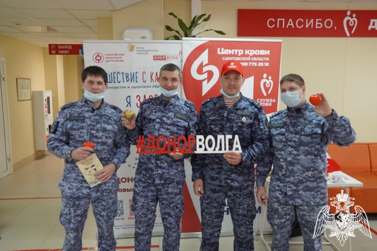 В Саратове военнослужащие и сотрудники Росгвардии поддержали ведомственную акцию «От сердца к сердцу»