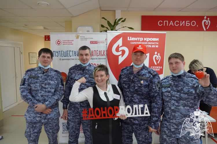 В Саратове военнослужащие и сотрудники Росгвардии поддержали ведомственную акцию «От сердца к сердцу»