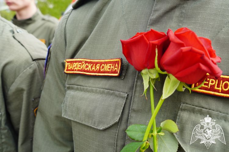 В Саратове «Гвардейская смена» возложили цветы к памятнику «Защитившим от атома» и вспомнили жертв аварии на атомной станции