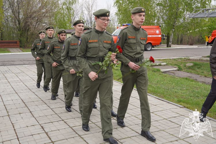 В Саратове «Гвардейская смена» возложили цветы к памятнику «Защитившим от атома» и вспомнили жертв аварии на атомной станции
