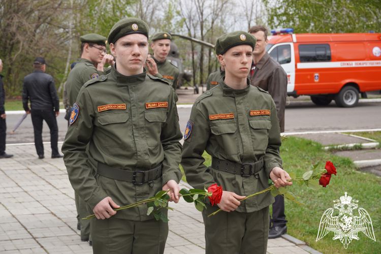 В Саратове «Гвардейская смена» возложили цветы к памятнику «Защитившим от атома» и вспомнили жертв аварии на атомной станции