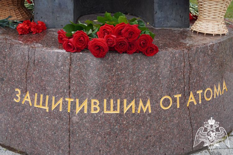 В Саратове «Гвардейская смена» возложили цветы к памятнику «Защитившим от атома» и вспомнили жертв аварии на атомной станции