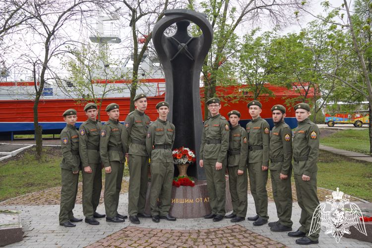 В Саратове «Гвардейская смена» возложили цветы к памятнику «Защитившим от атома» и вспомнили жертв аварии на атомной станции