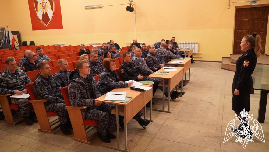 В Саратове сотрудница Росгвардии провела занятие для сотрудников вневедомственной охраны об оказании первой доврачебной помощи