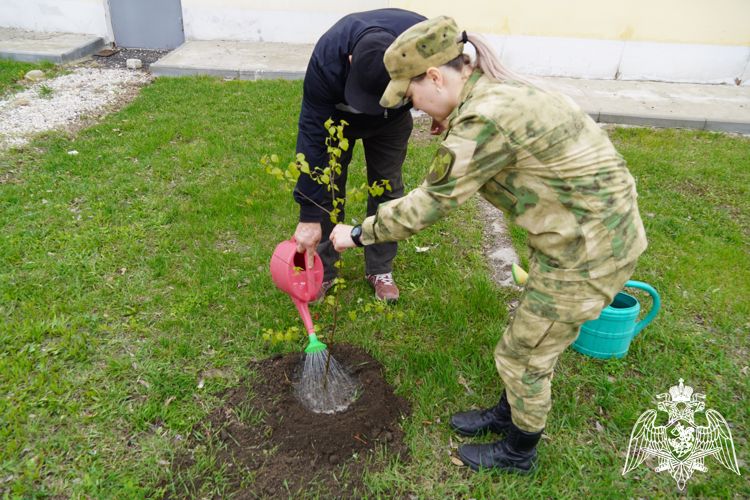 В Саратове сотрудники Росгвардии приняли участие в акции «Зеленая Россия»