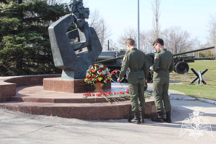 В Саратове ветераны войск правопорядка и воспитанники «Гвардейской смены» приняли участие в памятном мероприятии (видео)