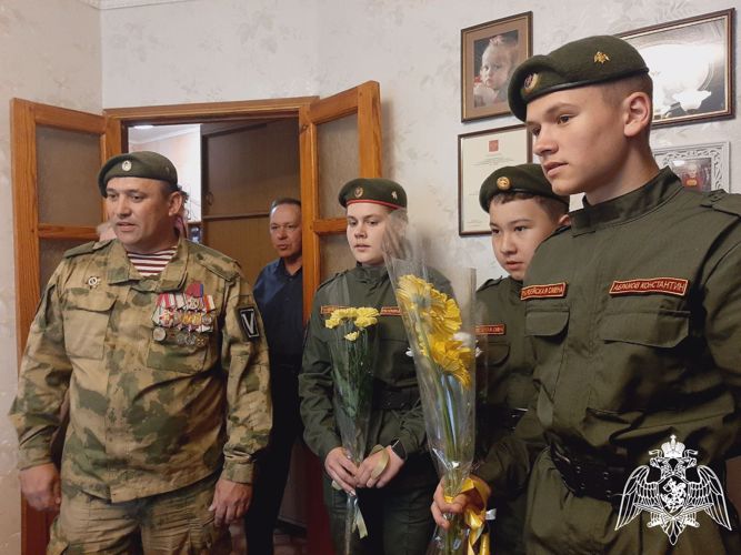 В Саратове росгвардейцы навестили ветерана Великой Отечественной Войны и труженицу тыла
