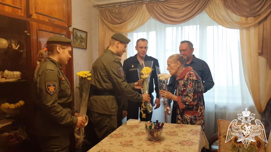 В Саратове  росгвардейцы навестили ветерана Великой Отечественной Войны и труженицу тыла 