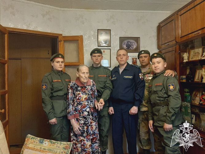 В Саратове  росгвардейцы навестили ветерана Великой Отечественной Войны и труженицу тыла 