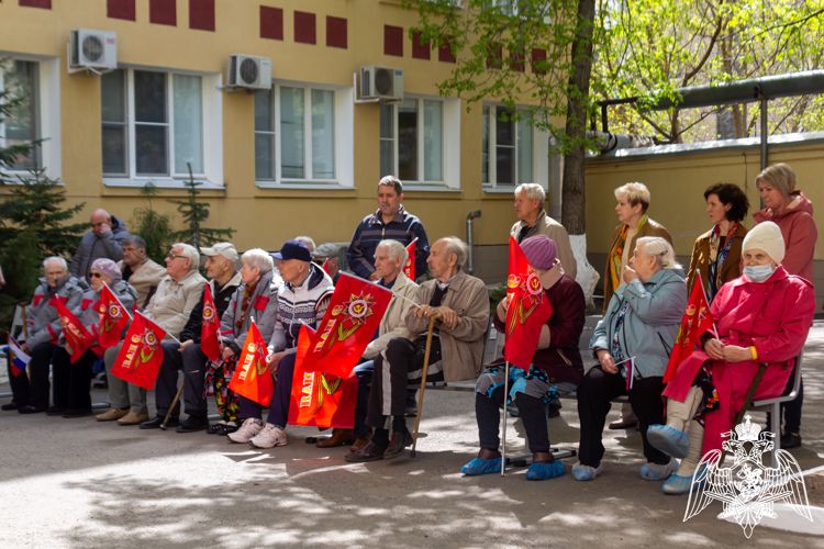 В Саратове Росгвардейцы провели живой концерт для ветеранов находящихся на лечении в областном госпитале (видео)