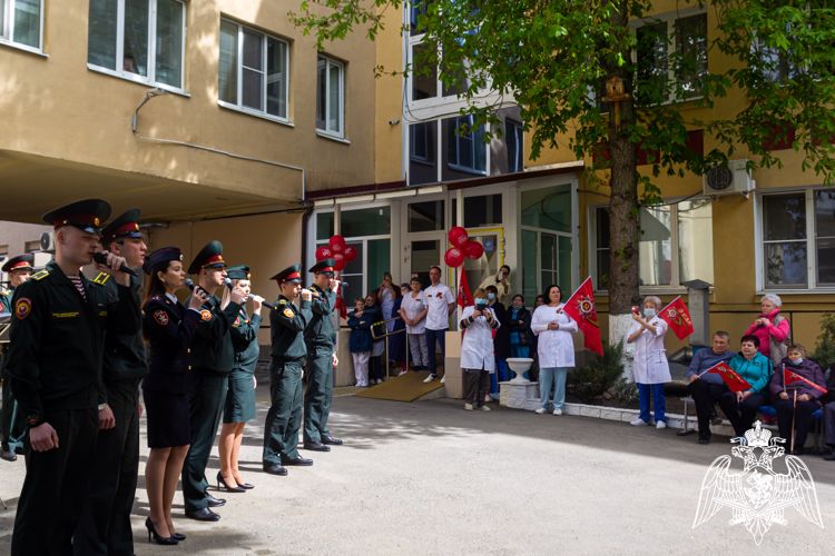 В Саратове Росгвардейцы провели живой концерт для ветеранов находящихся на лечении в областном госпитале (видео)