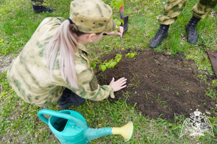 В Саратове сотрудники Росгвардии приняли участие в акции «Зеленая Россия»