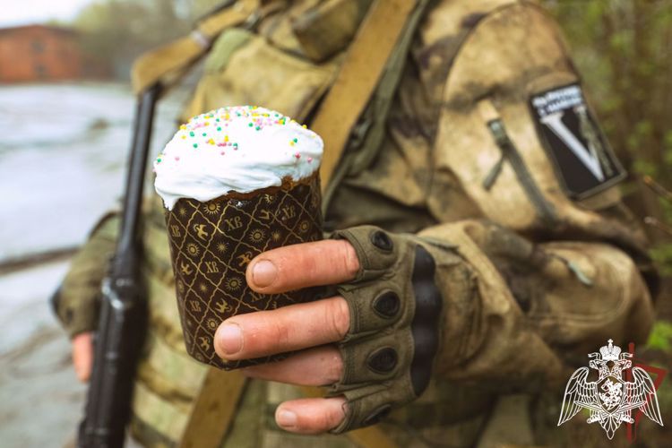 В ЛНР освятили тысячи пасхальных куличей для росгвардейцев