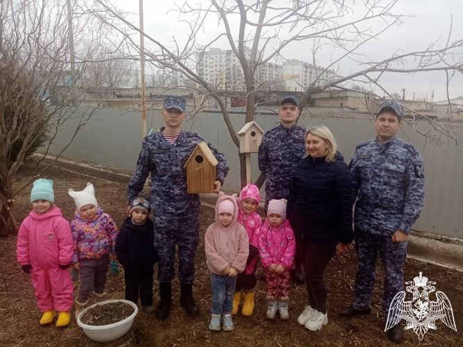 В Саратове сотрудники Росгвардии совместно с воспитанниками детских садов развесили кормушки для птиц