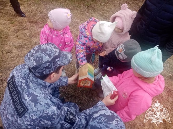 В Саратове сотрудники Росгвардии совместно с воспитанниками детских садов развесили кормушки для птиц