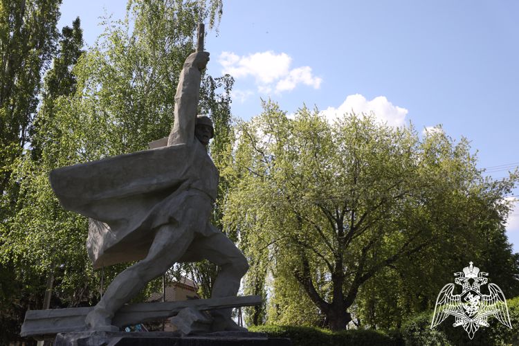 Росгвардейцы восстановили разрушенный памятник в зоне СВО
